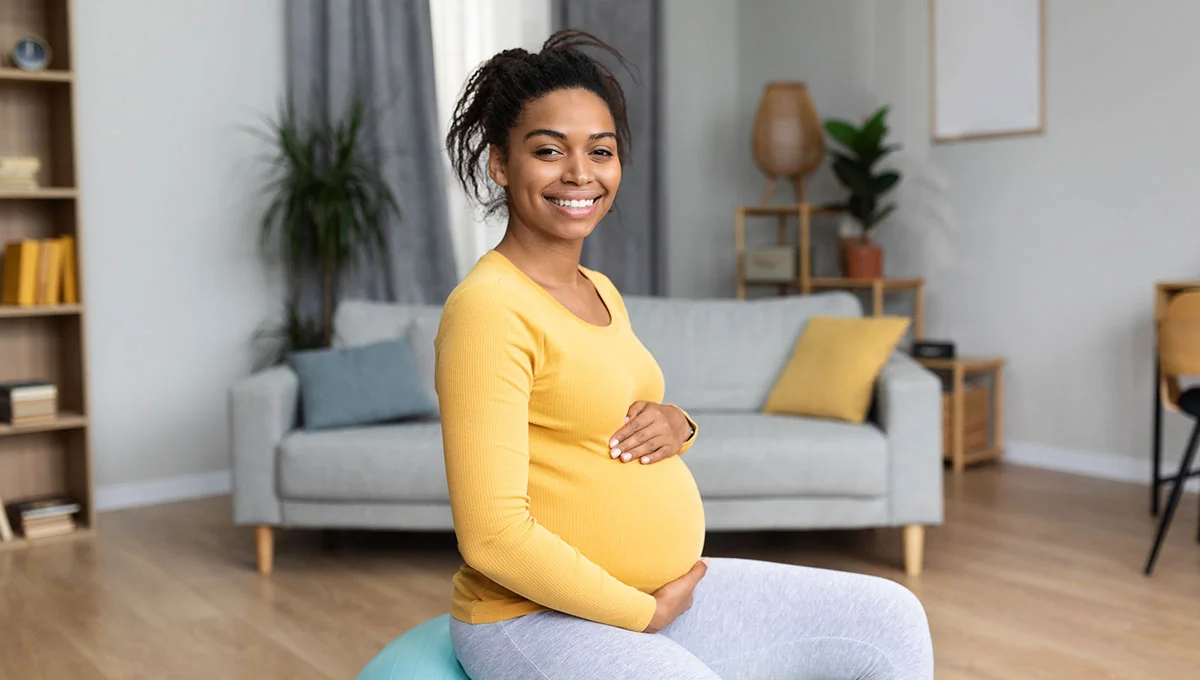 Femme enceinte souriante lors d'une consultation de suivi pour le diabète gestationnel
