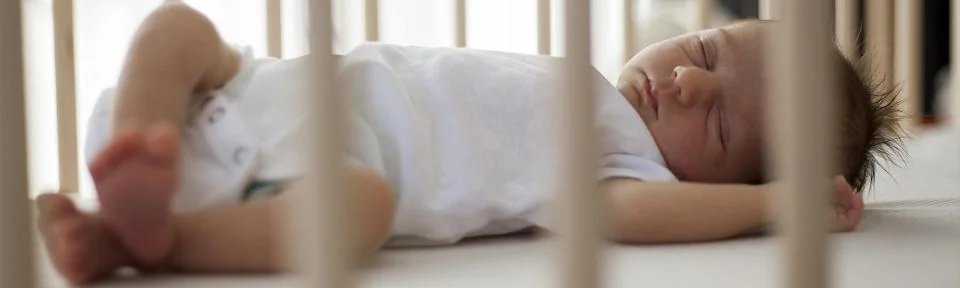Nouveau-né dormant en toute sécurité sur le dos dans son berceau