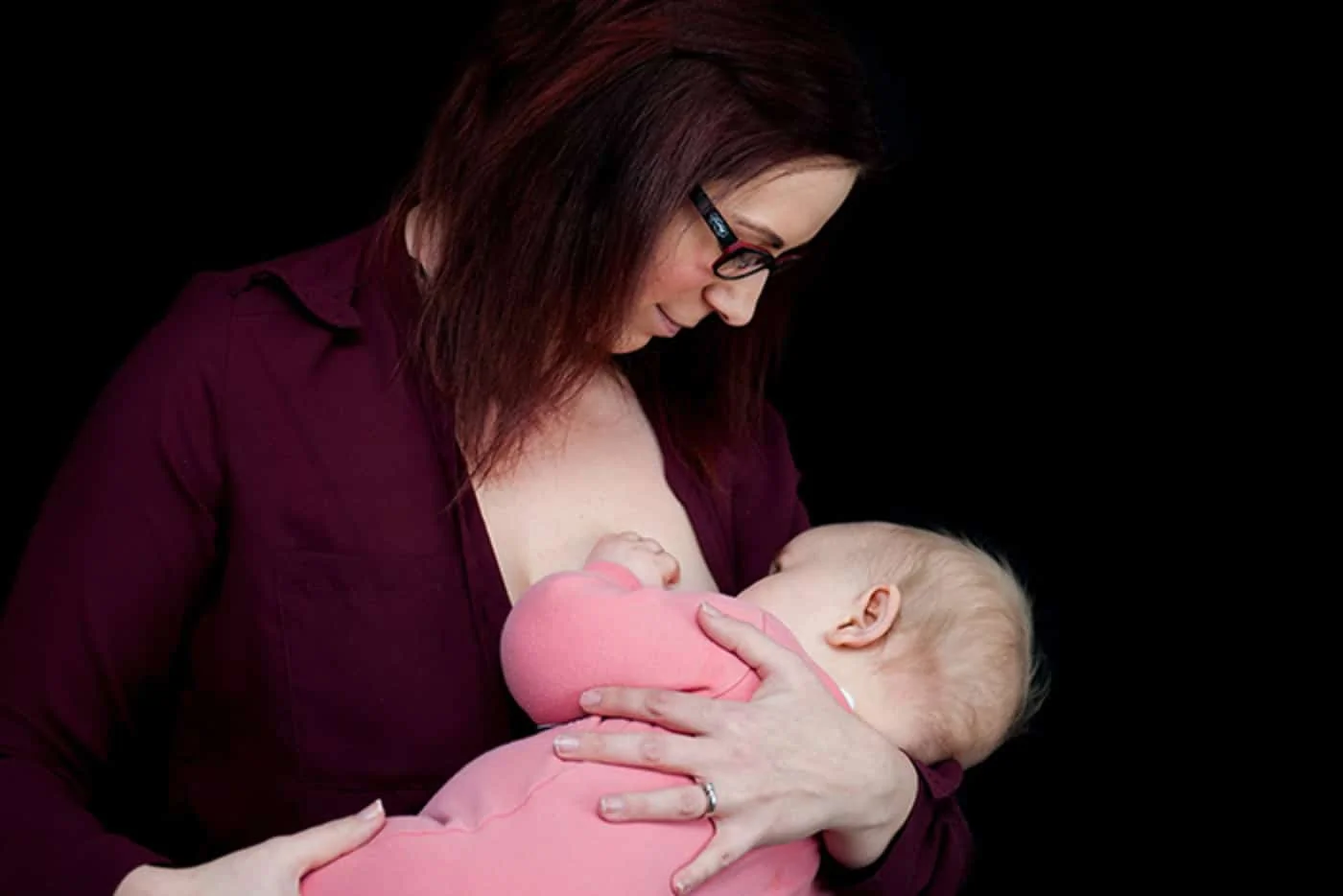 Bébé porté contre un adulte pour favoriser une digestion plus confortable