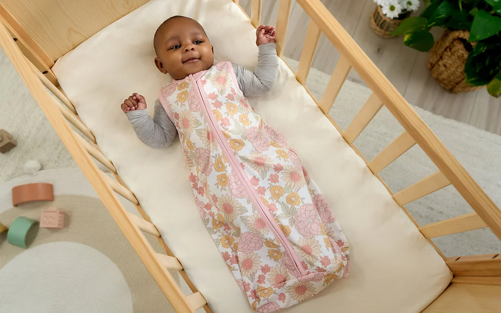 Bébé portant une gigoteuse adaptée pour maintenir une température de sommeil idéale.