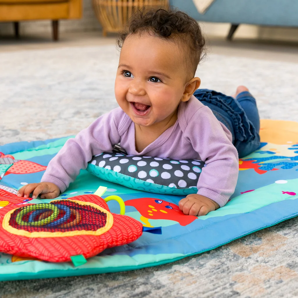 Bébé pratiquant le temps sur le ventre (tummy time) pour renforcer ses muscles sous supervision.