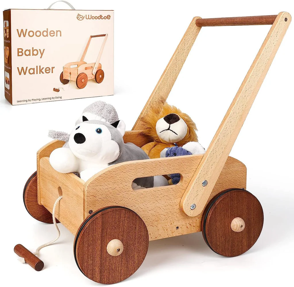 Enfant utilisant un chariot de marche en bois comme alternative au youpala