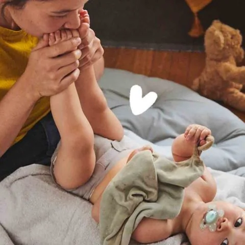 Bébé souffrant d'un érythème fessier lors du change de sa couche