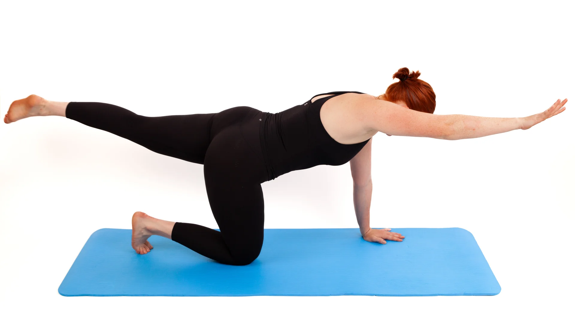 Exercice de Pilates adapté pour réduire le diastasis abdominaux après grossesse.