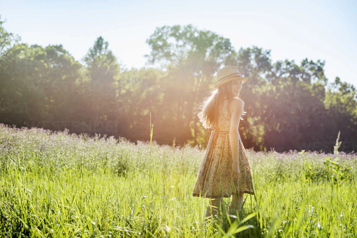 Femme marchant calmement dans un parc pour favoriser la cicatrisation après césarienne.