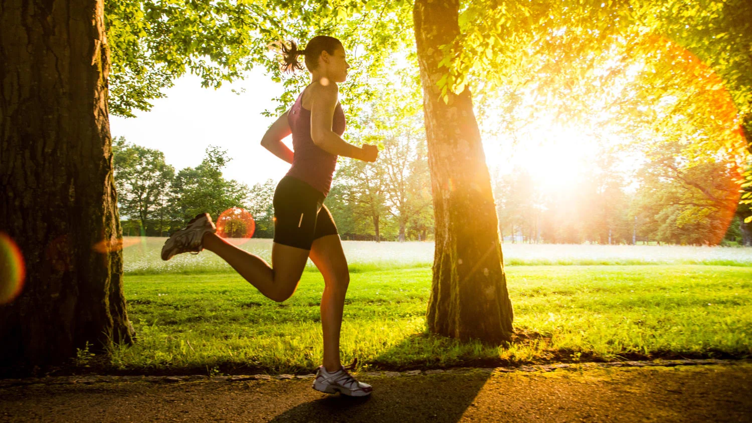 Femme pratiquant la course à pied en extérieur pour son retour au sport cardio.