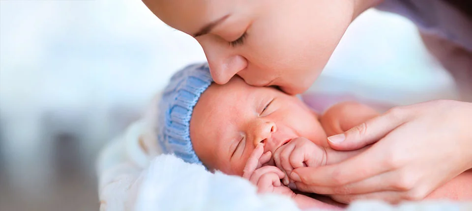 Bébé nourri au biberon de lait infantile, potentiellement sujet à la constipation