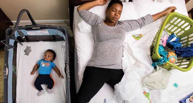 Infographie montrant un bébé dormant en toute sécurité sur le dos dans un lit vide
