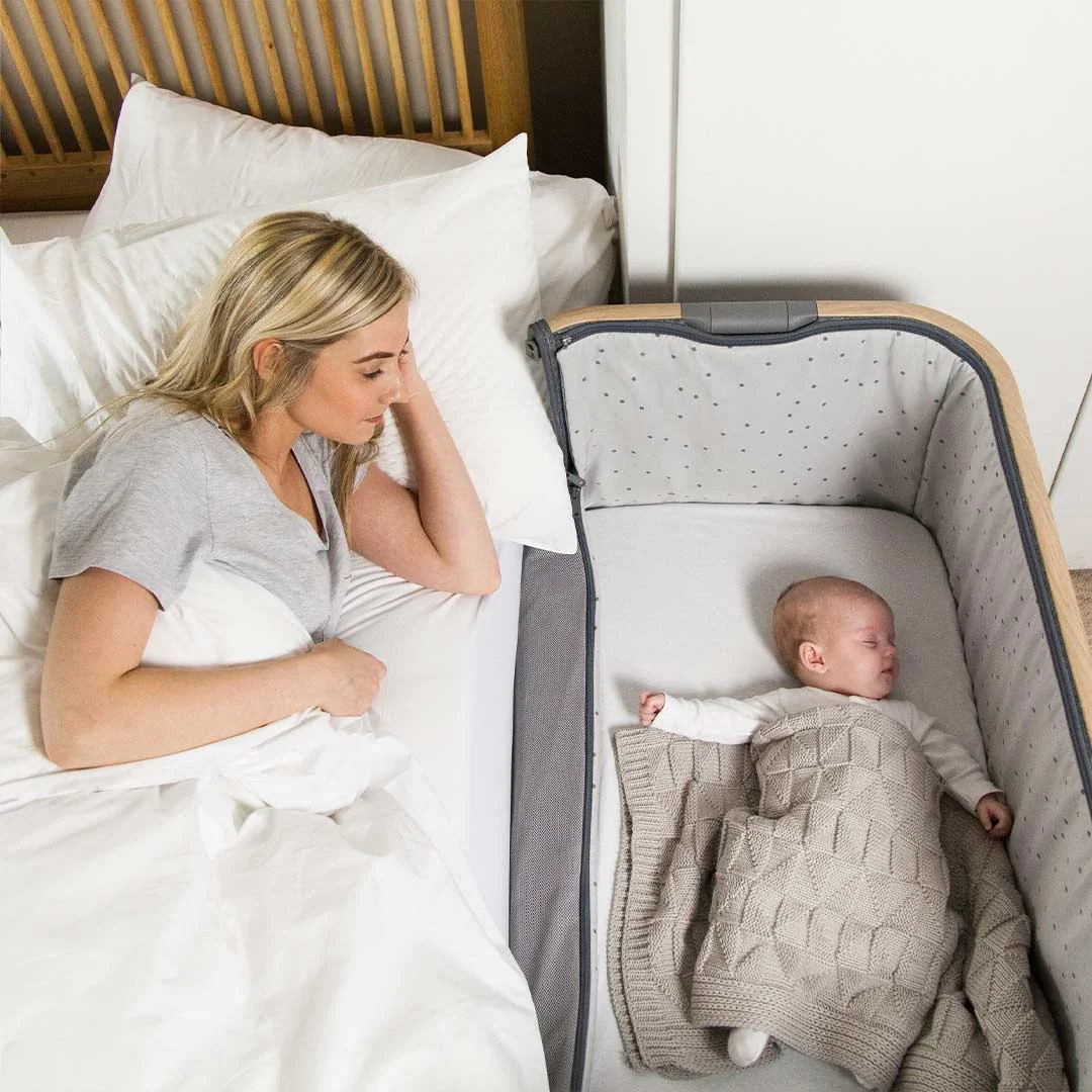 Lit cododo fixé au lit parental pour un sommeil partagé sécurisé.