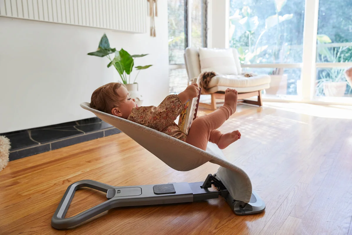 Nouveau-né installé confortablement dans un transat ergonomique