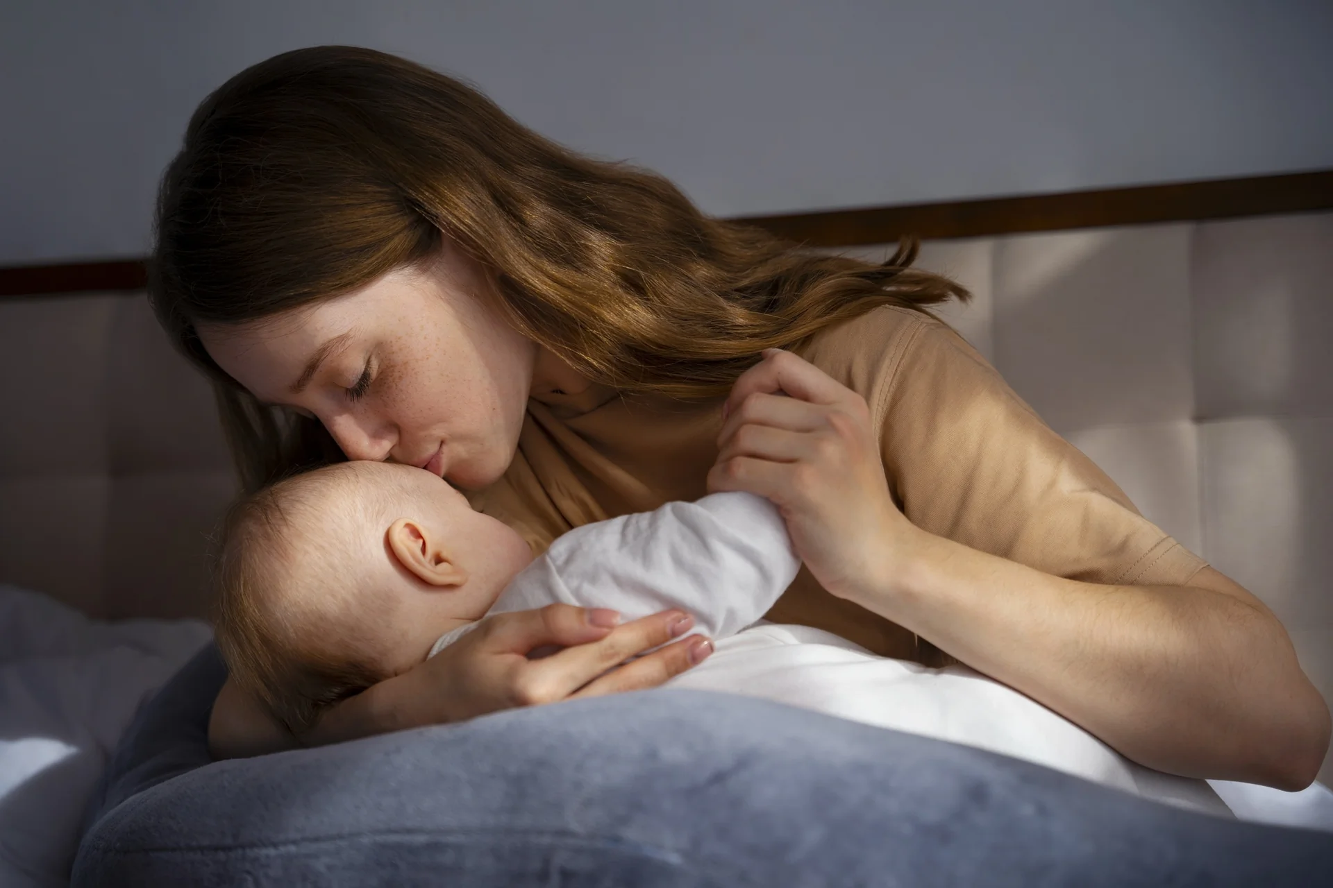 Peau à peau entre une mère et son bébé pour apaiser après le vaccin