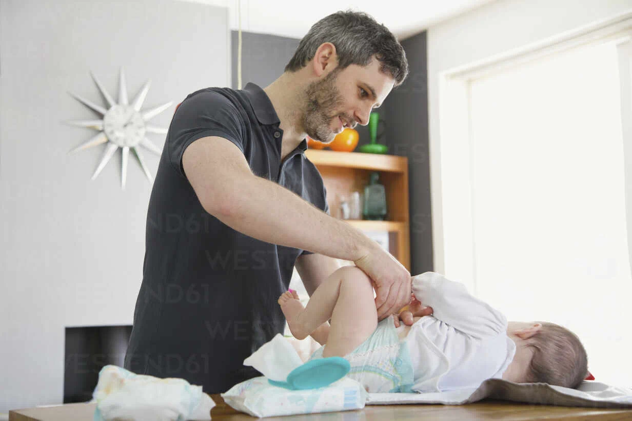 Père s'occupant de son nouveau-né, illustrant les évolutions du congé paternité 2026.