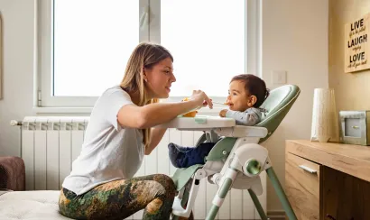 Mère donnant à manger à son enfant de 2 ans dans une ambiance sereine