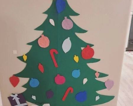 Activité Montessori DIY avec un sapin en feutrine collé au mur pour les enfants