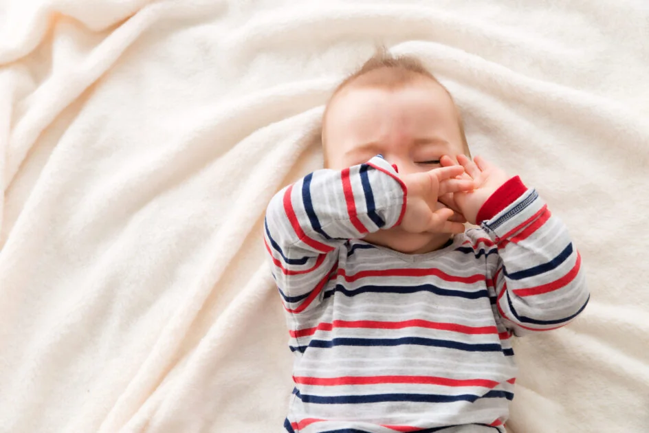 Pédiatre examinant un bébé qui tousse avec un stéthoscope pour vérifier l'état de ses bronches