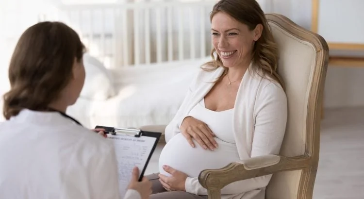Future maman en consultation médicale discutant de sa déclaration de grossesse