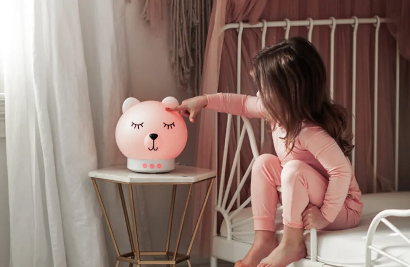 Une veilleuse bébé diffusant une lumière douce dans une chambre d'enfant