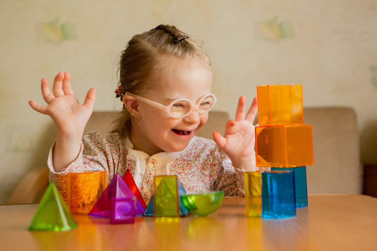 Enfant manipulant des formes géométriques colorées