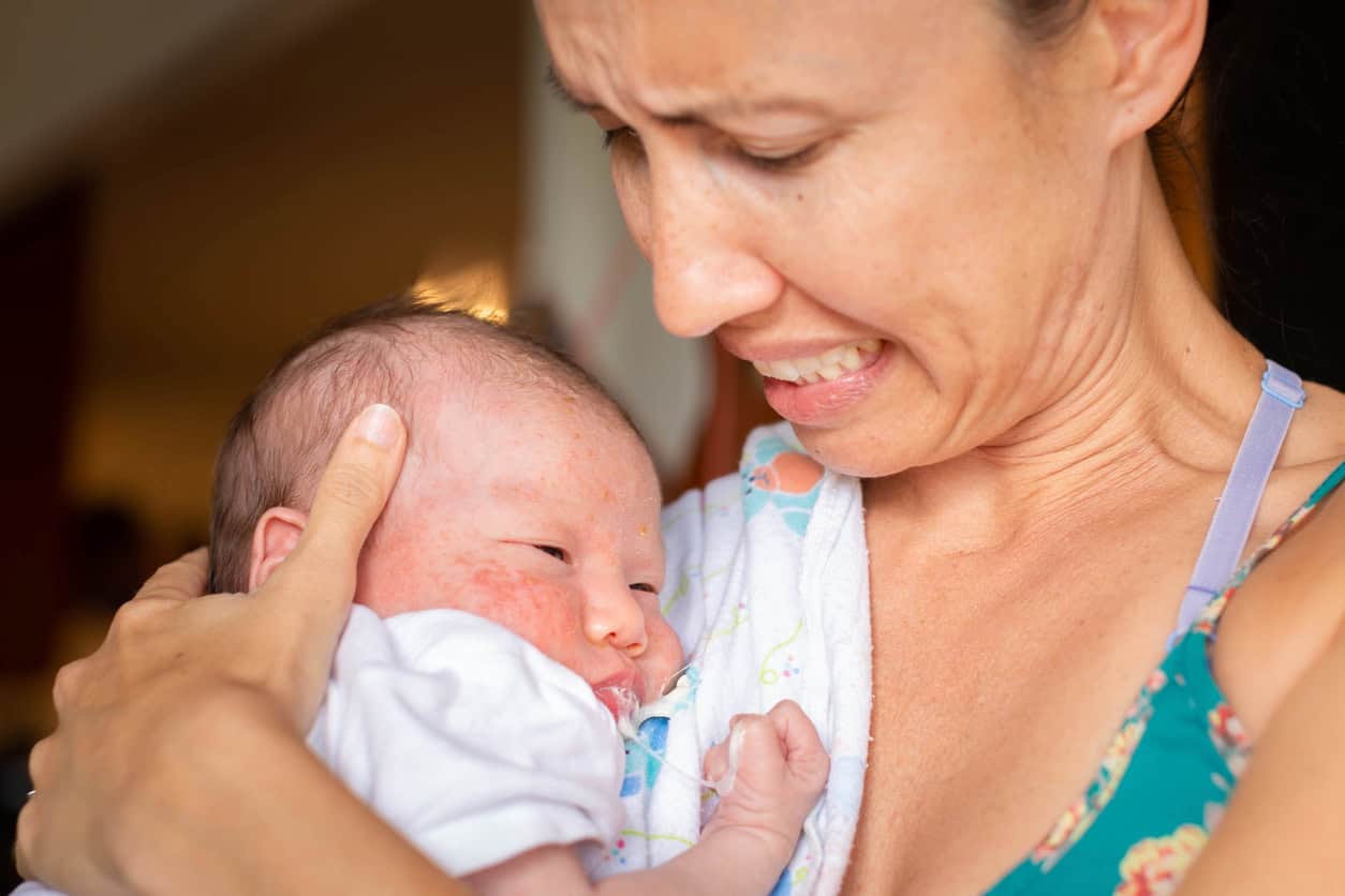 Mère inquiète tenant son bébé qui souffre de reflux