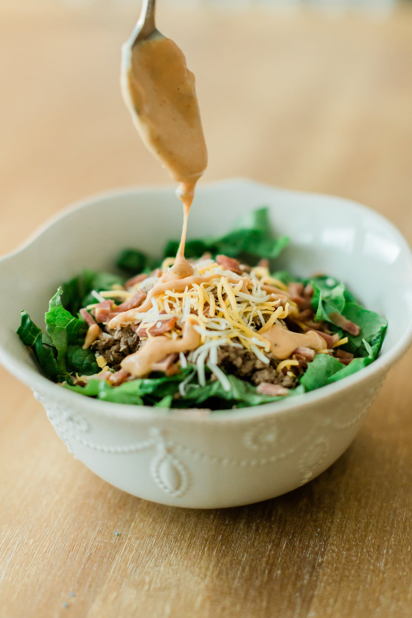 Bol avec salade, viande hachée et sauce