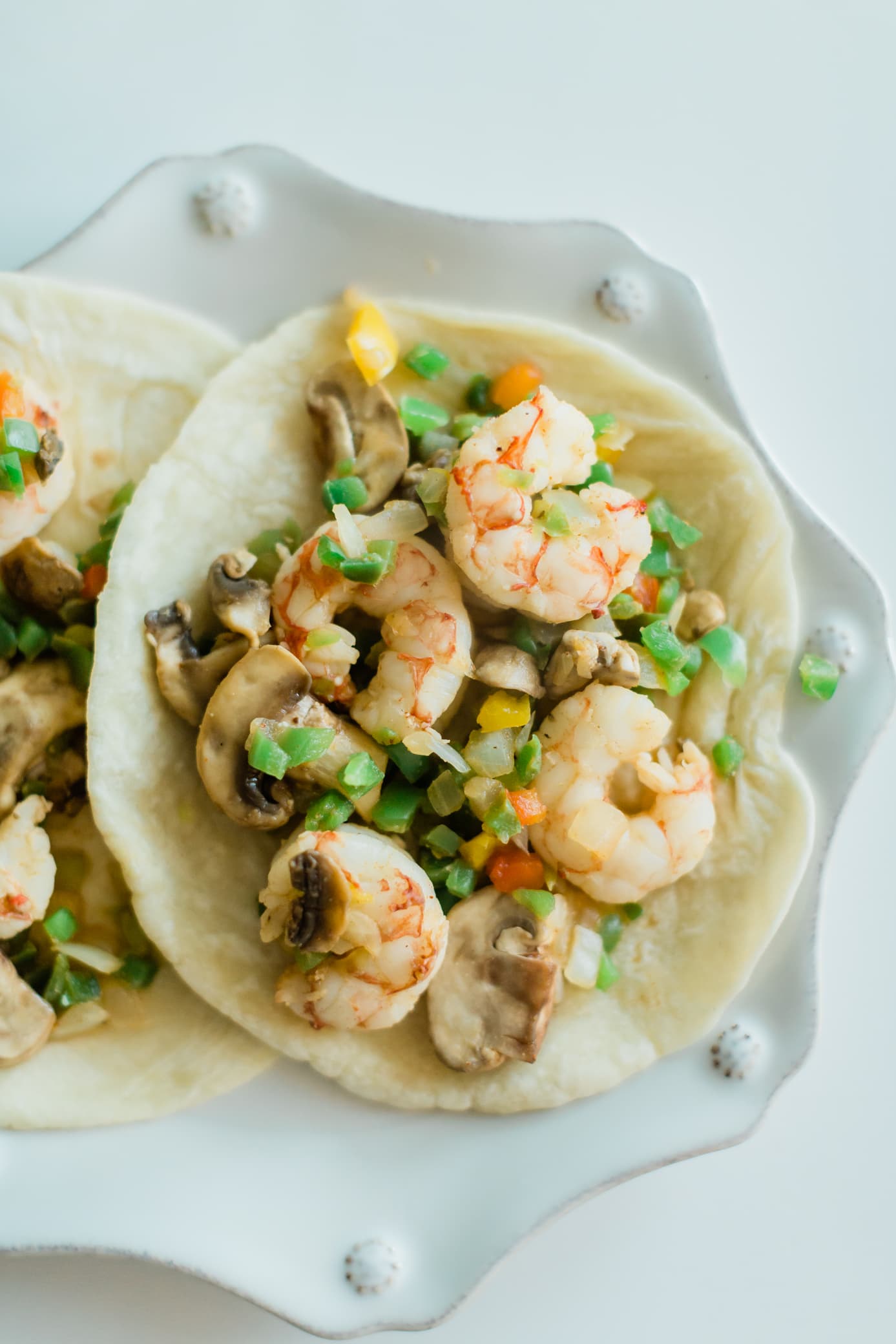 Fajitas aux crevettes sur une assiette blanche