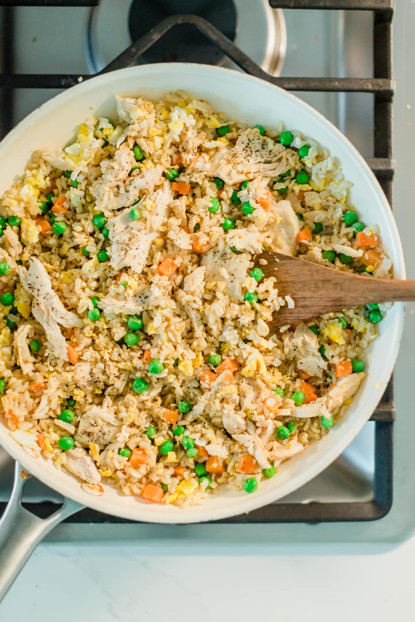 Riz sauté au poulet dans un wok