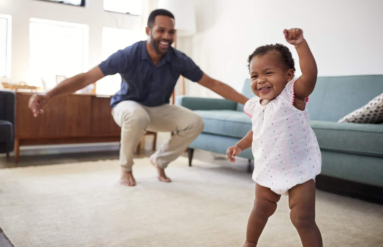 Bébé 13 mois joue avec son papa