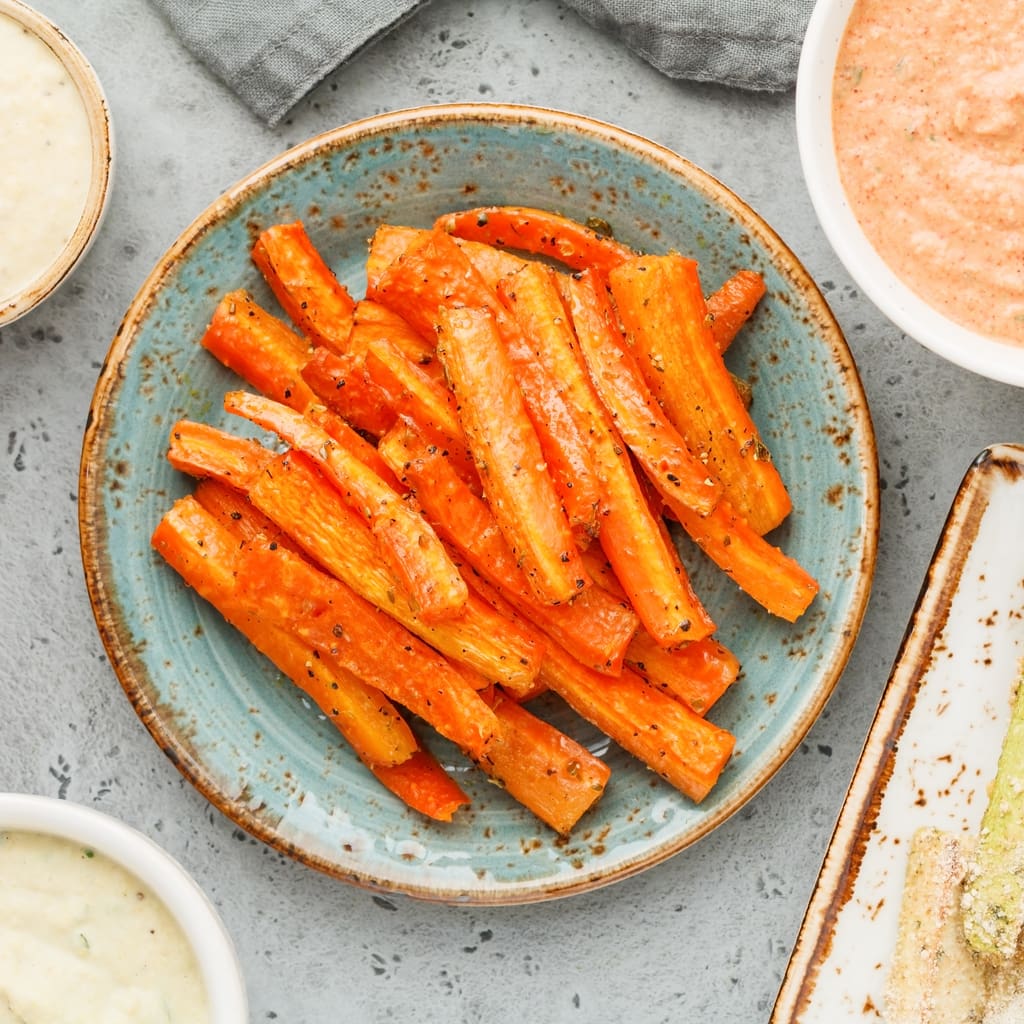 Bâtonnets de carottes rôties avec houmous