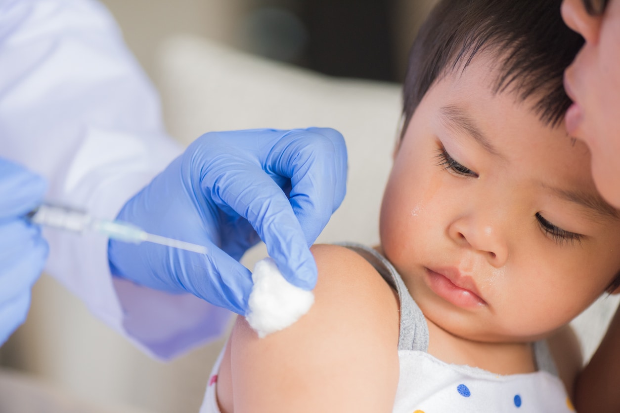 Médecin vaccinant une petite fille avec sa maman