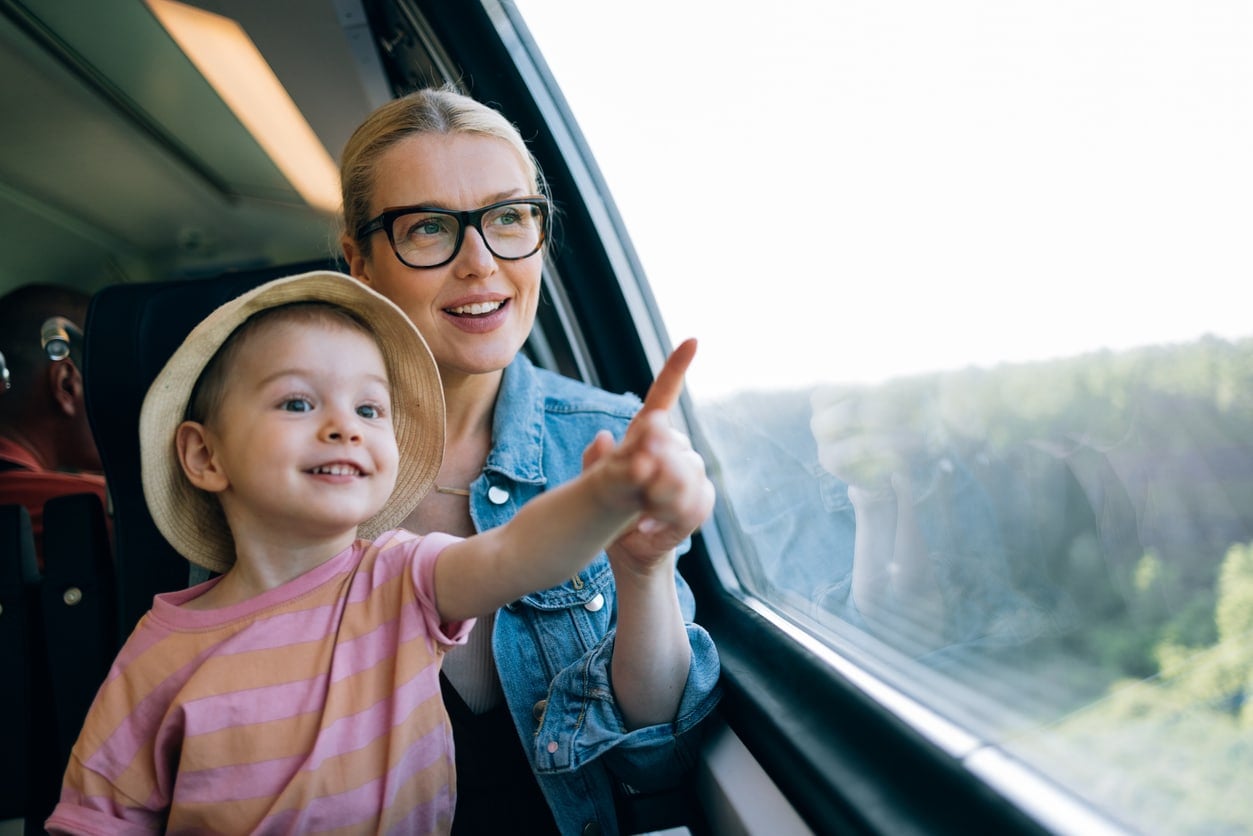 Maman et sa petite fille regardant par la fenêtre d'un train