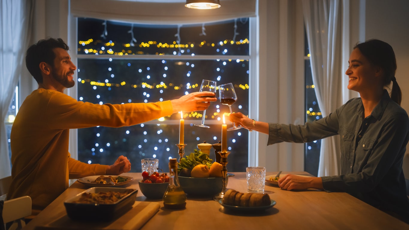 Couple célébrant avec un verre de vin