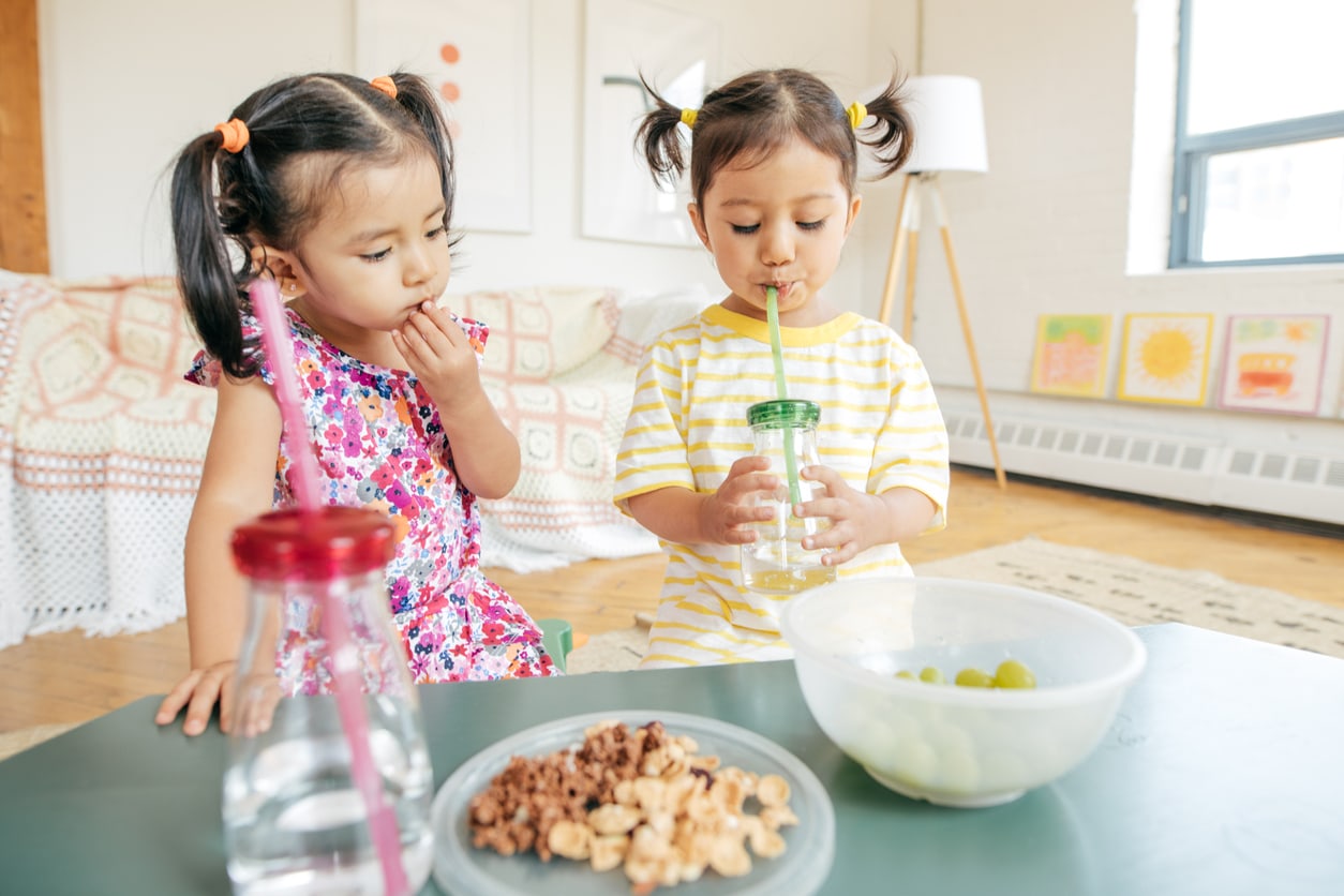Enfants partageant un goûter