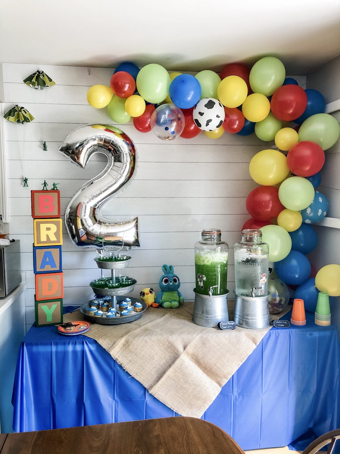 Petit garçon fêtant ses 2 ans avec un décor Toy Story