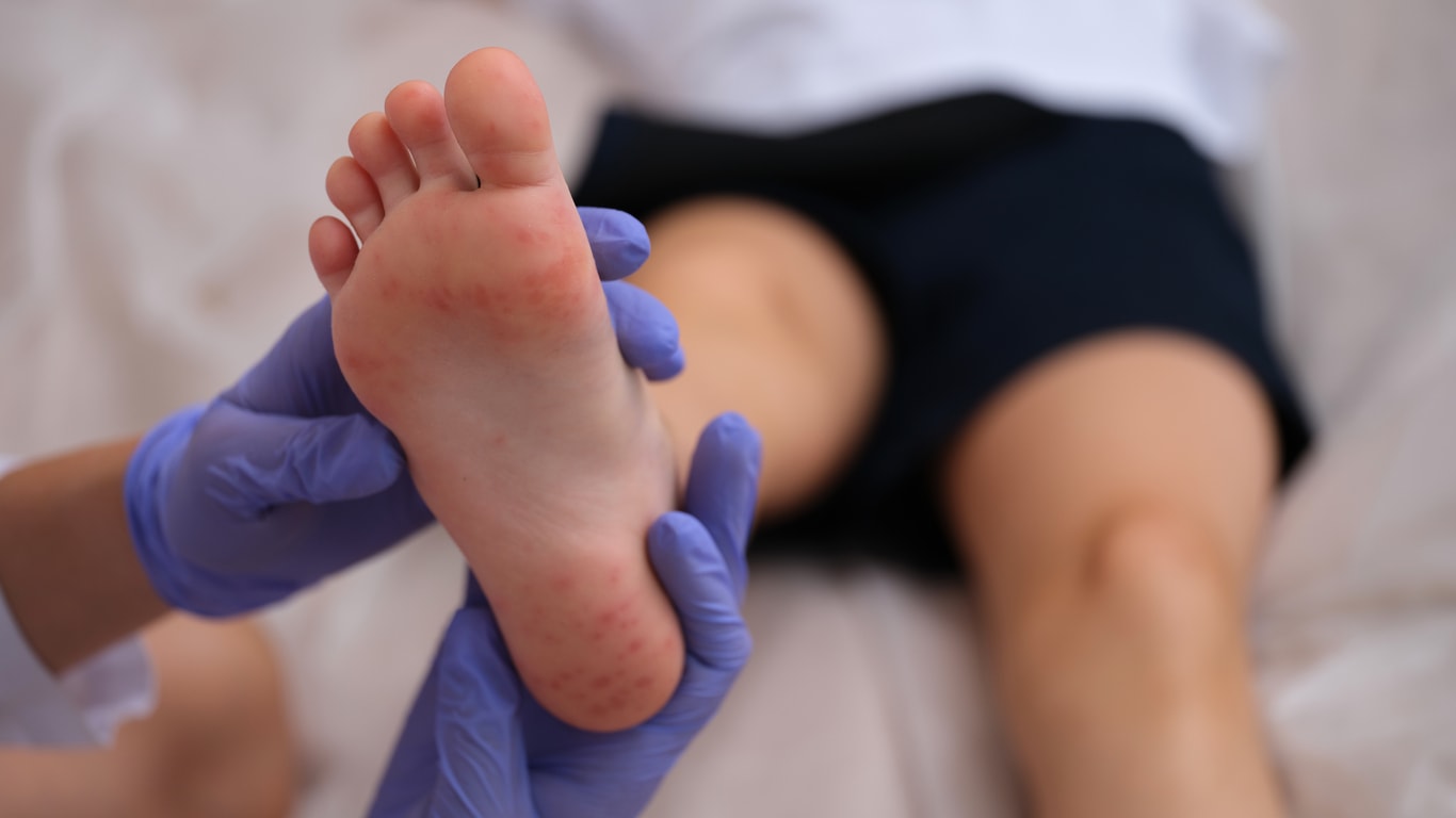 Examen médical des pieds d'un enfant