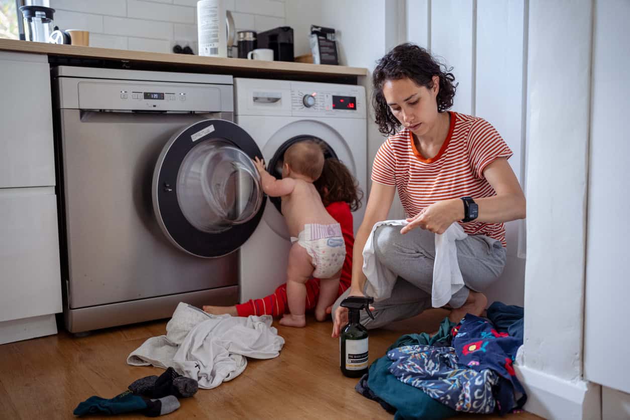 Maman et bébé faisant la lessive
