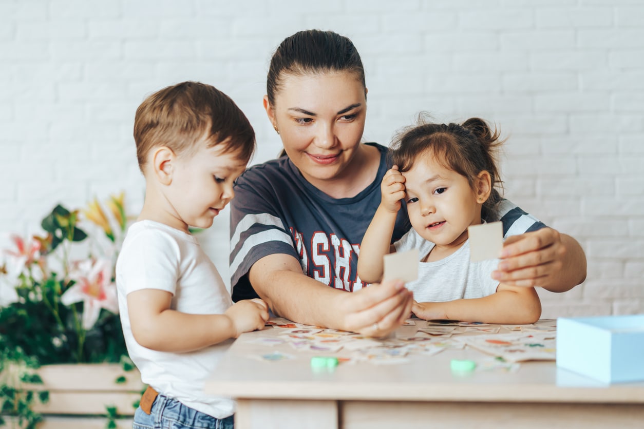 Maman jouant avec ses enfants