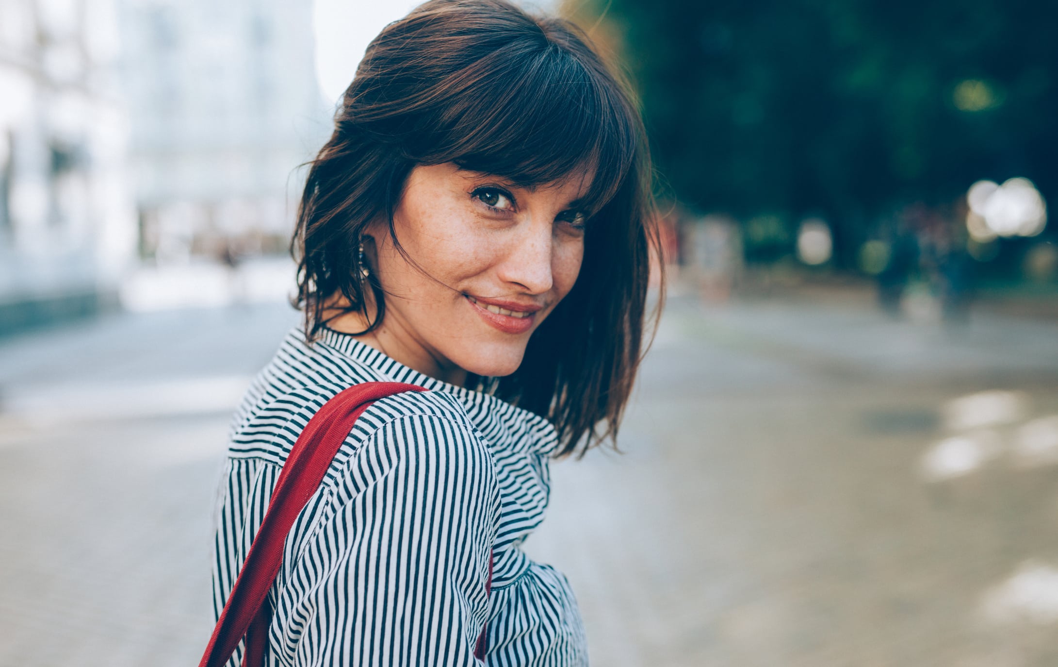 Femme avec une frange élégante en extérieur