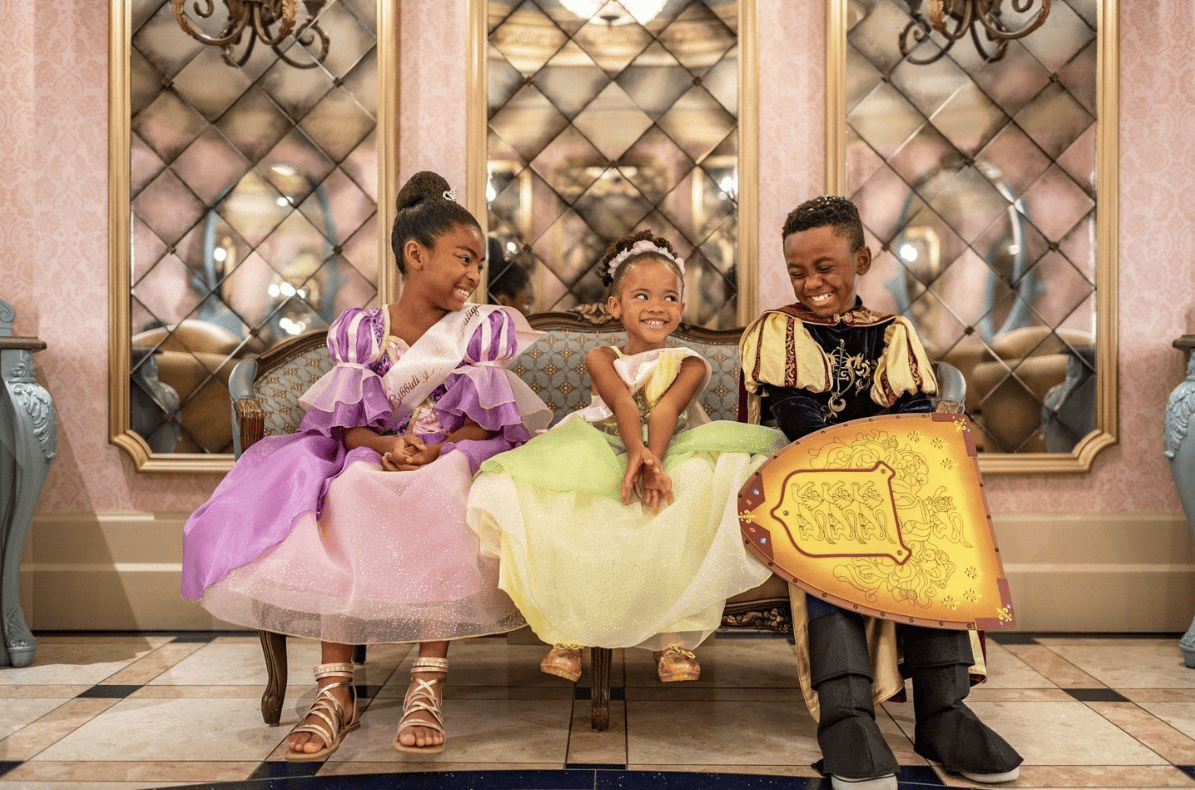 Enfants costumés à Disneyland