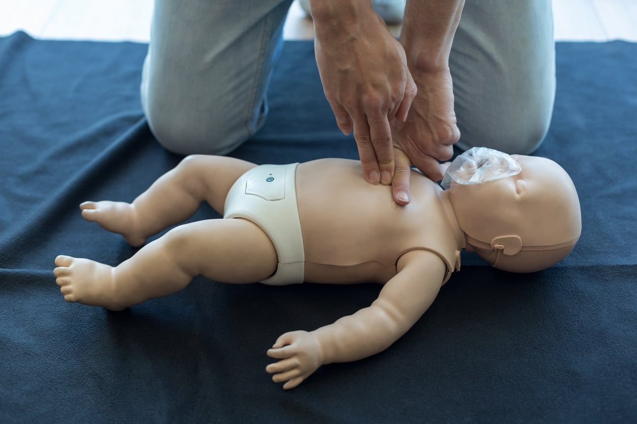 Professionnel pratiquant un massage cardiaque sur un nourrisson