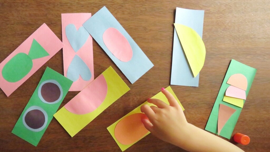 Enfant collant des formes sur un marque-page