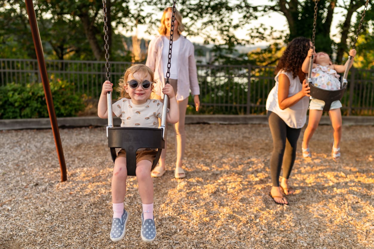 Enfants jouant à la balançoire