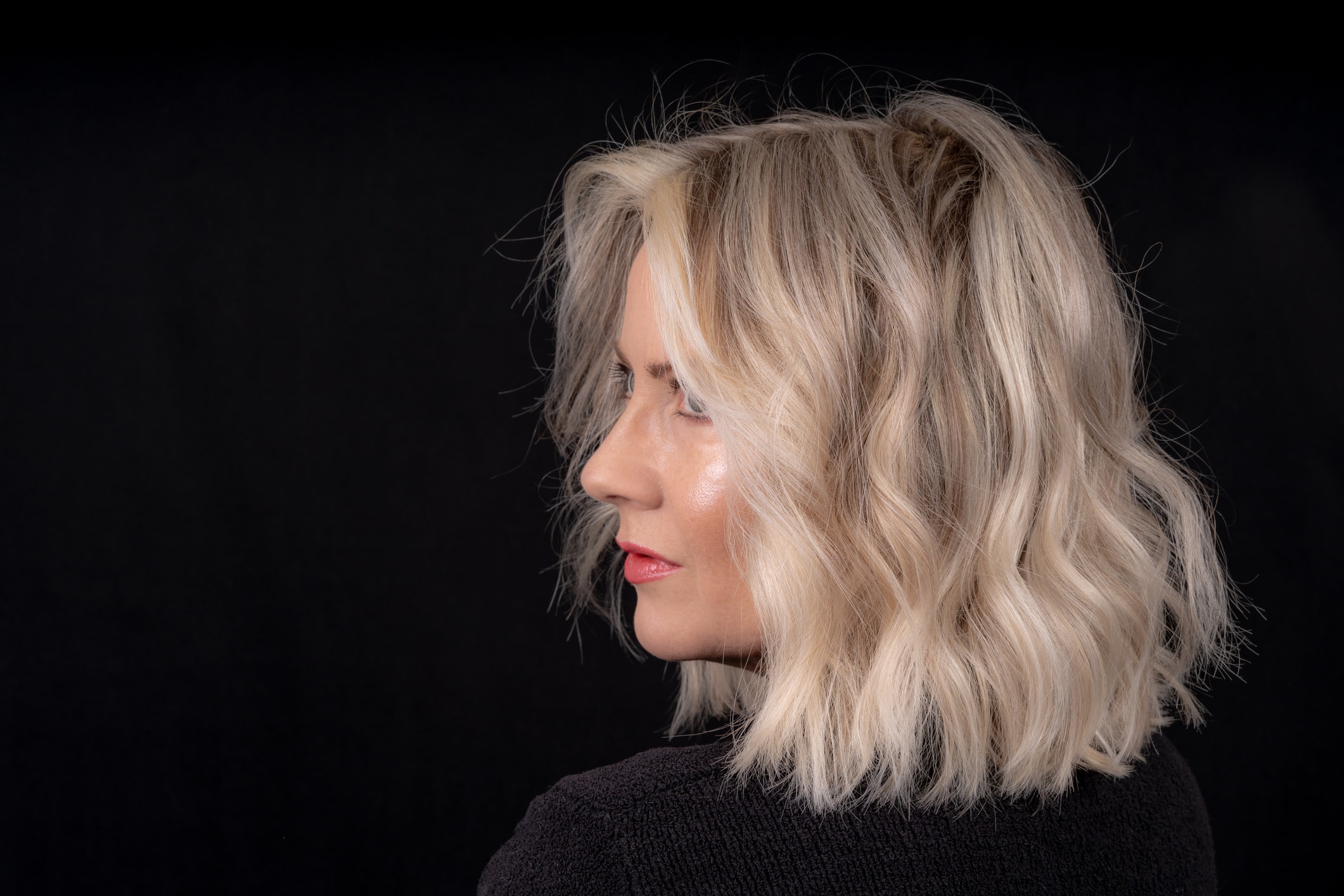 Femme avec une coupe carrée blonde moderne