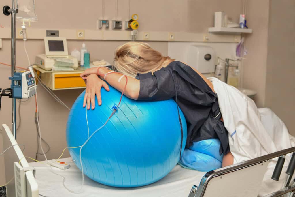 Femme utilisant un ballon d'accouchement