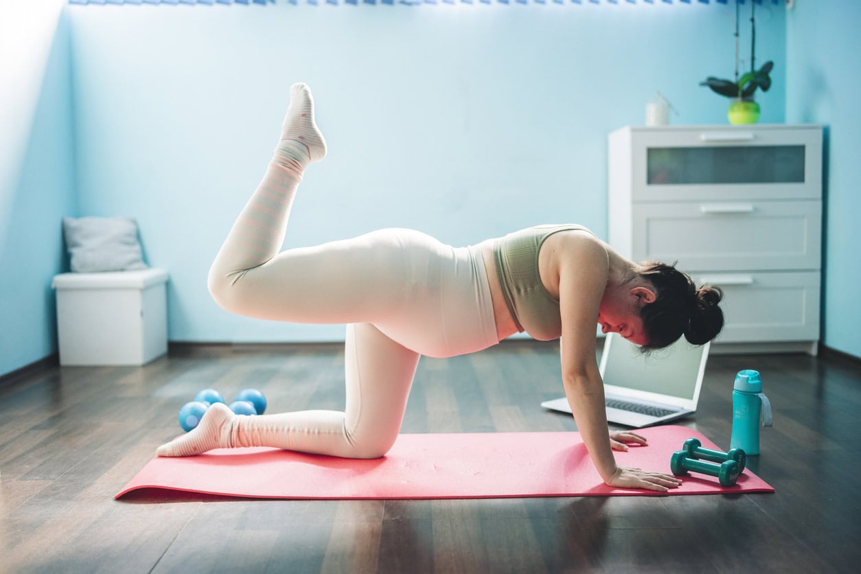 Femme enceinte faisant du sport doux