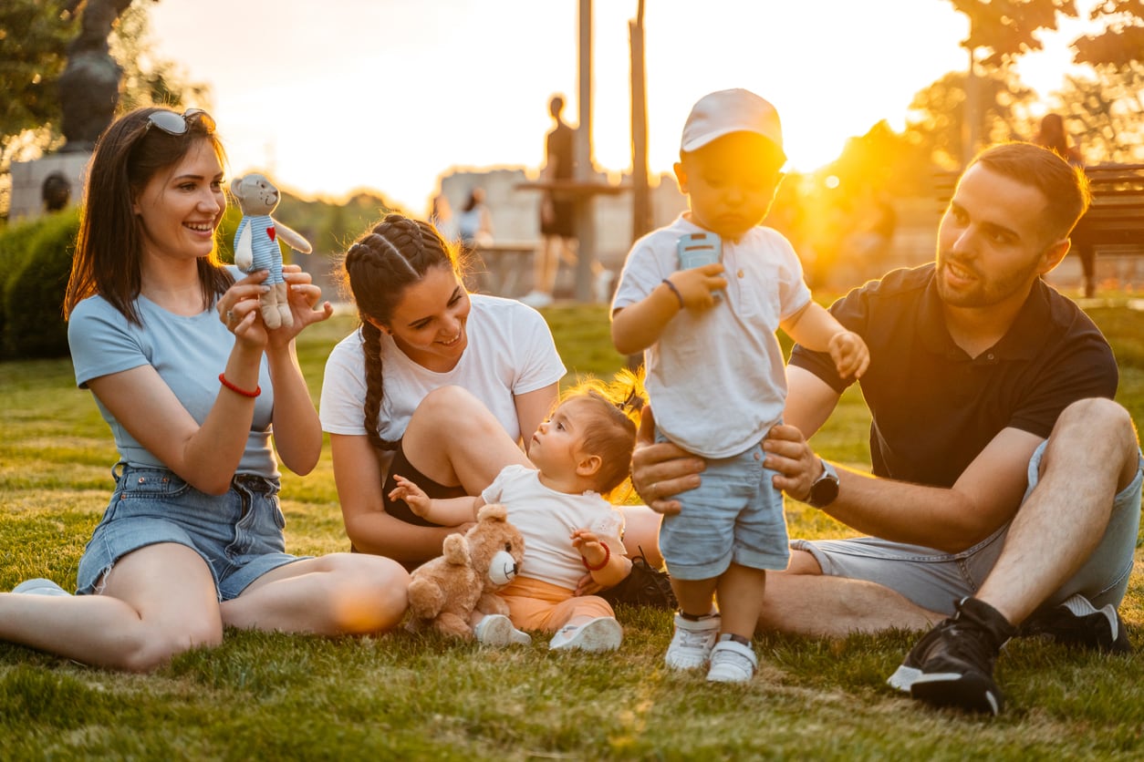 Familles au parc en ville
