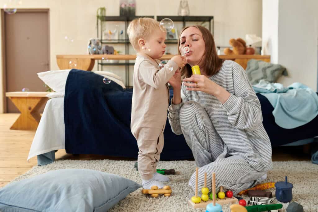 Mère et enfant jouant ensemble