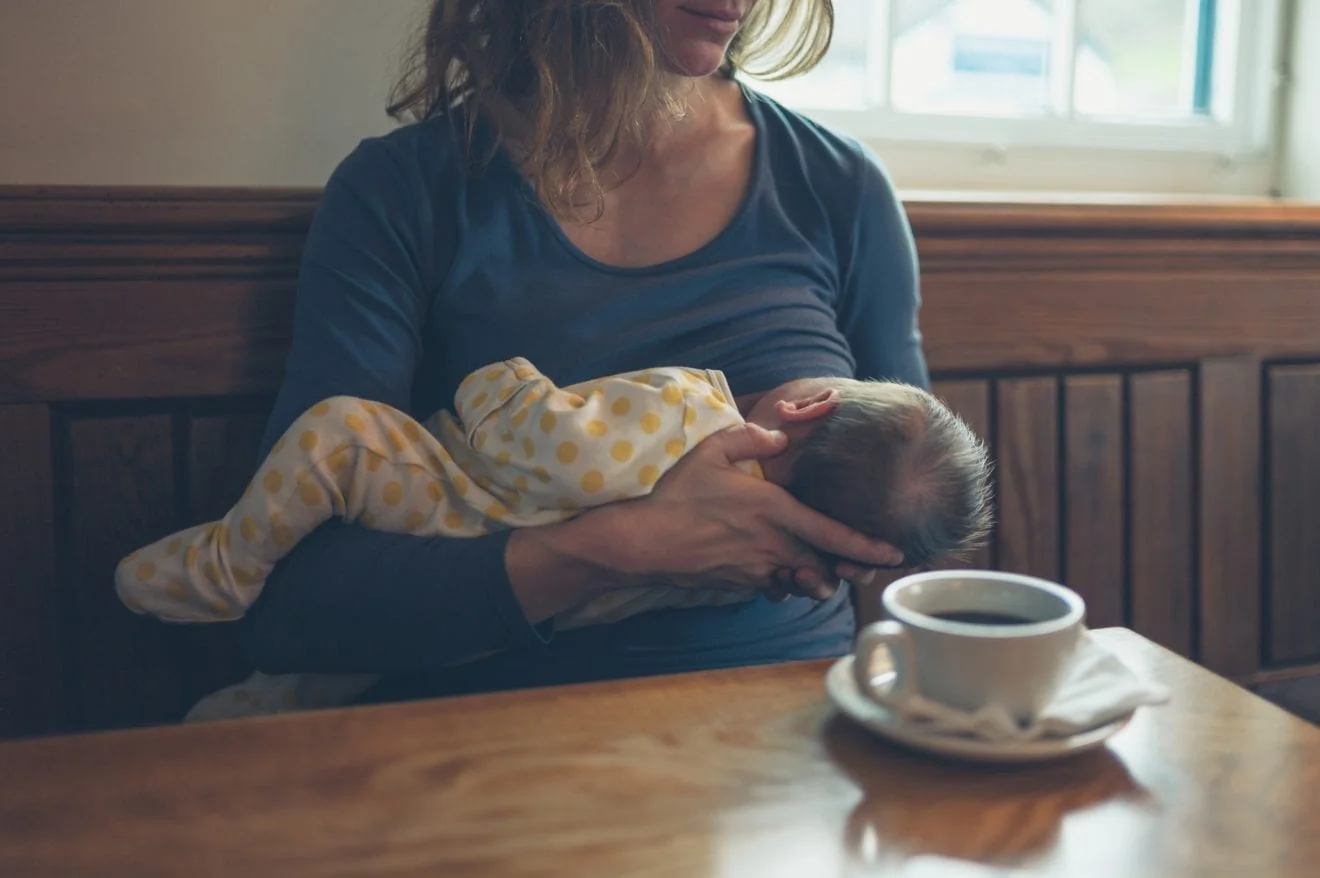 Allaitement en public : comment faire face au regard des autres