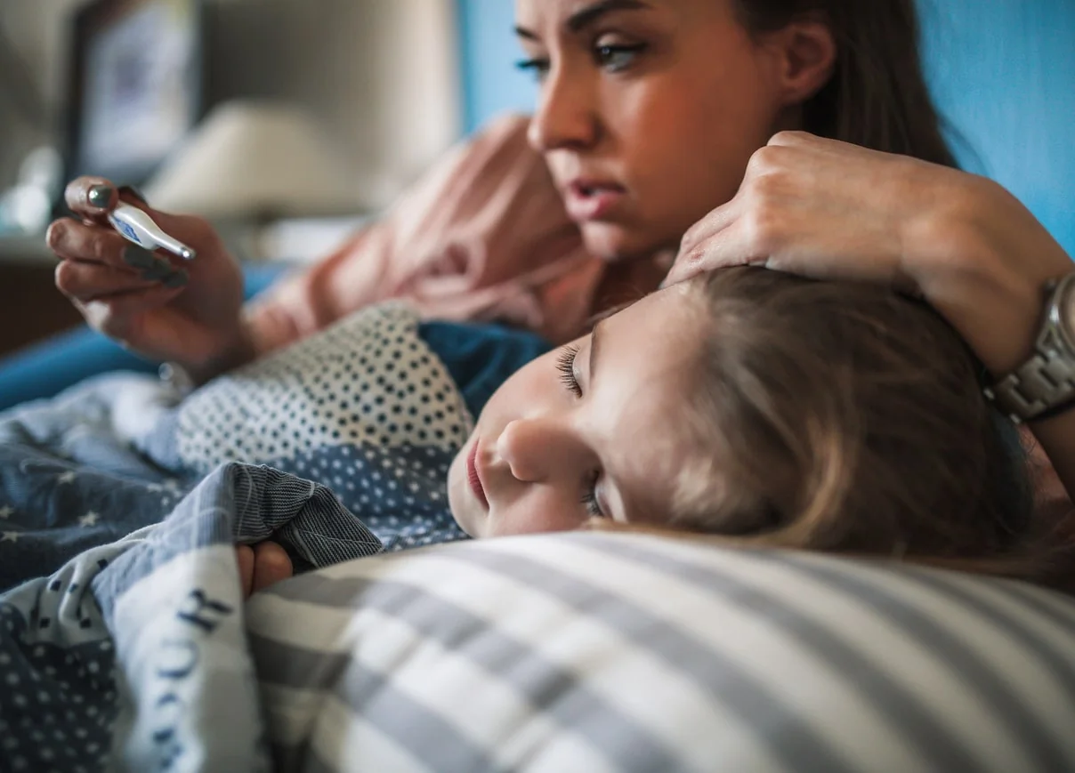 Enfant malade et crèche : le dilemme qui divise les parents