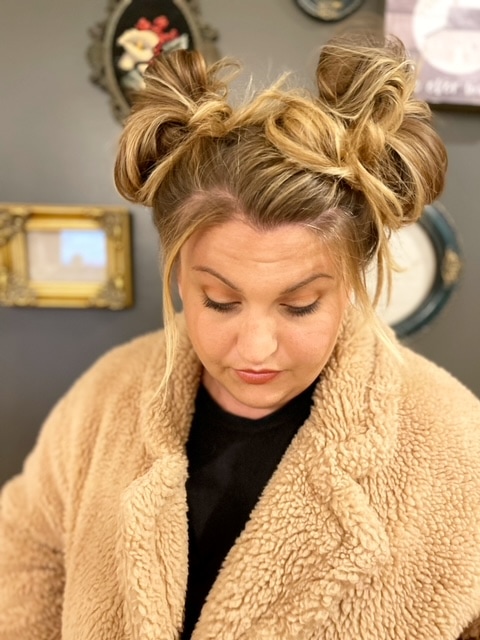 Space buns coiffure maman