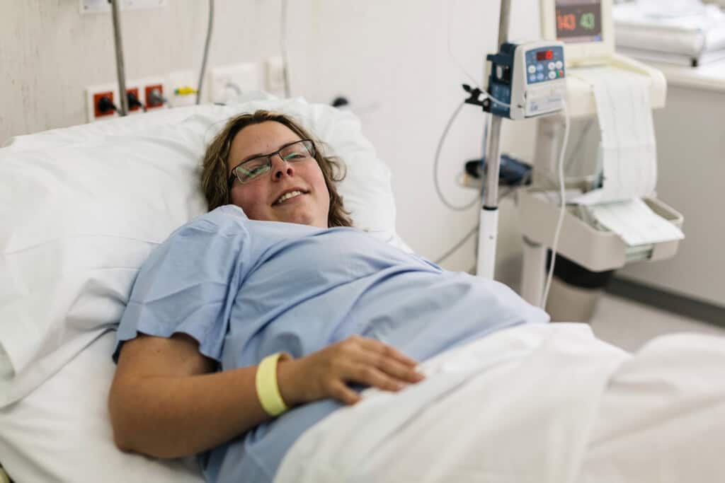 Future maman à l'hôpital attendant l'accouchement